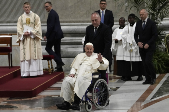 부활 성야 미사 집전 후 휠체어를 타고 나가면서 웃으며 손을 흔드는 프란치스코 교황. 〈사진=AP통신, 연합뉴스〉