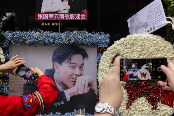 Fans take photographs outside the Mandarin Oriental Hotel to commemorate the 20th anniversary of the passing of Canto-pop singer and actor Leslie Cheung in Hong Kong, Saturday, April 1, 2023. (AP Photo/Louise Delmotte)  〈저작권자(c) 연합뉴스, 무단 전재-재배포 금지〉