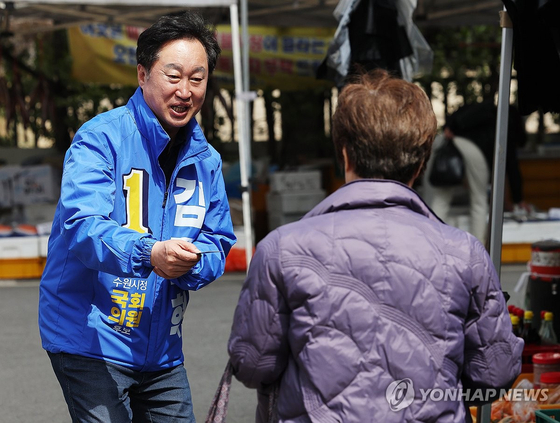 제22대 국회의원선거 수원정에 출마한 더불어민주당 김준혁 후보가 2일 오후 경기도 수원시 영통구의 한 아파트 단지에서 시민들과 인사하고 있다. 〈사진=연합뉴스〉