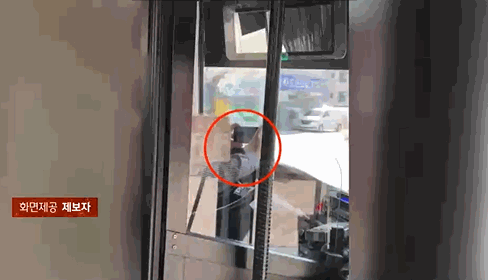 지난 1일 운전 중 휴대전화로 창 밖을 촬영하는 버스기사. 〈영상=JTBC '사건반장'〉