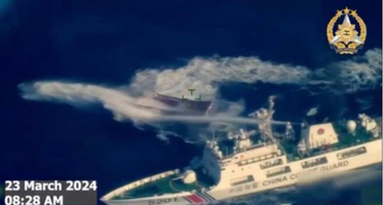 지난달 23일 중국 해경 함정(오른쪽)이 남중국해상에서 필리핀 보급선을 향해 물대포를 발사했다. 〈사진 필리핀 군 제공〉