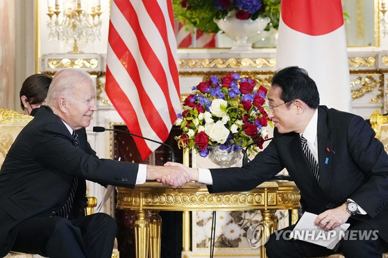 22년 5월 일본 도쿄 영빈관에서 정상회담하는 조 바이든 미국 대통령과 기시다 후미오 일본 총리. 〈사진 연합뉴스〉