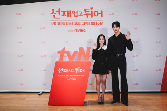 '선재 업고 튀어' 변우석(오른쪽)과 김혜윤(왼쪽), tvN 제공 