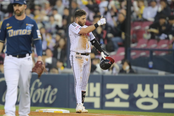 〈YONHAP PHOTO-5093〉 헤드퍼스트 슬라이딩으로 결승 타점...오스틴 ″올해도 팀에 헌신″   (서울=연합뉴스) 헤드퍼스트 슬라이딩은 부상 위험이 크다. 하지만 그만큼 주자의 간절함이 잘 느껴지는 열정의 상징이다. 2년 차 외국인 타자 오스틴 딘(LG 트윈스)이 3일 서울 잠실구장에서 열린 NC 다이노스전에서 보여준 투혼도 마찬가지였다. 오스틴은 1회말 2사 3루 때 유격수 앞으로 땅볼을 친 뒤 1루에 과감하게 헤드 퍼스트 슬라이딩을 했다. 2024.4.3 [LG 트윈스 제공. 재판매 및 DB 금지]   photo@yna.co.kr/2024-04-03 23:01:17/ 〈저작권자 ⓒ 1980-2024 ㈜연합뉴스. 무단 전재 재배포 금지, AI 학습 및 활용 금지〉