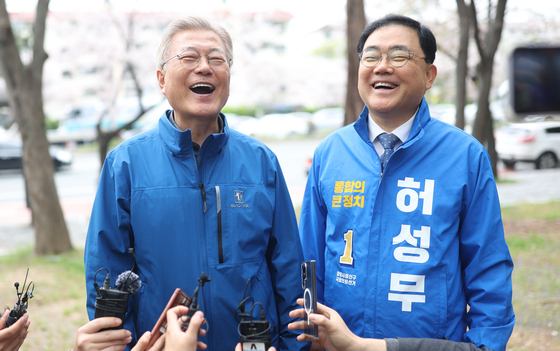 문재인 전 대통령이 4일 오후 경남 창원시 성산구 내동공원에서 한 취재진으로부터 '지금 한국 정치의 온도는 몇 도 정도라고 생각하는지?'라는 질문을 들으며 활짝 웃고 있다. 오른쪽은 더불어민주당 창원성산 허성무 후보. 〈사진=연합뉴스〉