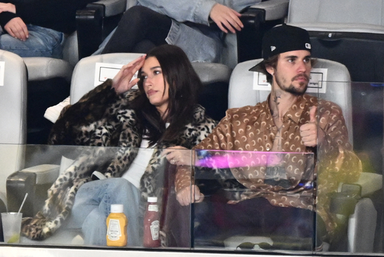 Canadian singer-songwriter Justin Bieber and his wife US model Hailey Bieber watch Super Bowl LVIII between the Kansas City Chiefs and the San Francisco 49ers at Allegiant Stadium in Las Vegas, Nevada, February 11, 2024. (Photo by Patrick T. Fallon / AFP)  〈저작권자(c) 연합뉴스, 무단 전재-재배포, AI 학습 및 활용 금지〉