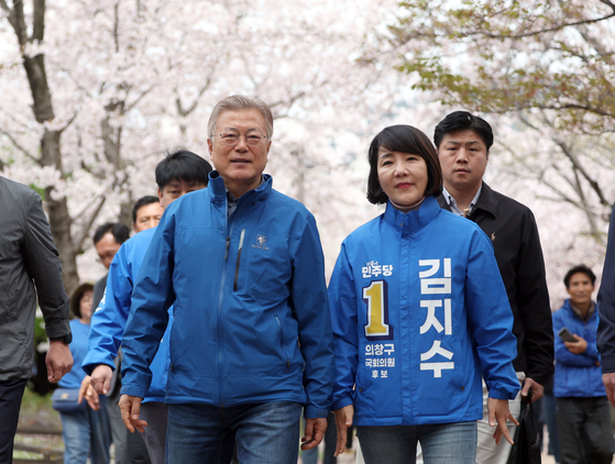 문재인 전 대통령과 더불어민주당 김지수 창원의창 후보가 4일 오전 경남 창원시 창원대학교 교정을 산책하며 시민과 인사하고 있다. 〈사진=연합뉴스〉