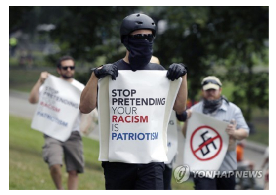 나치 문양 들고 인종차별 반대 집회 참석한 미국 시민들 〈사진=연합뉴스〉