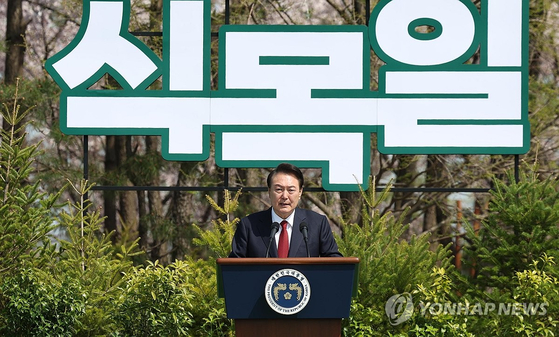 윤석열 대통령이 식목일인 5일 부산 강서구 명지근린공원에서 열린 제79회 식목일 기념행사에서 기념사를 하고 있다. 