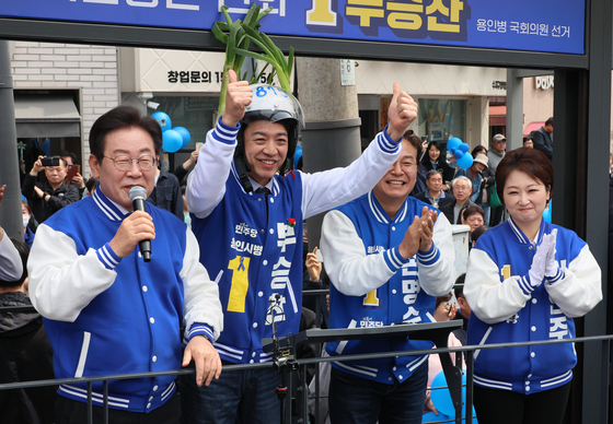 부승찬 더불어민주당 후보가 6일 경기 용인시 수지구 풍덕천사거리에서 이재명 대표의 권유로 대파 헬멧을 쓰고 있다. 〈사진=연합뉴스〉