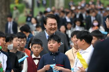 윤 대통령, 용산어린이정원 방문…나들이 가족·어린이 만나