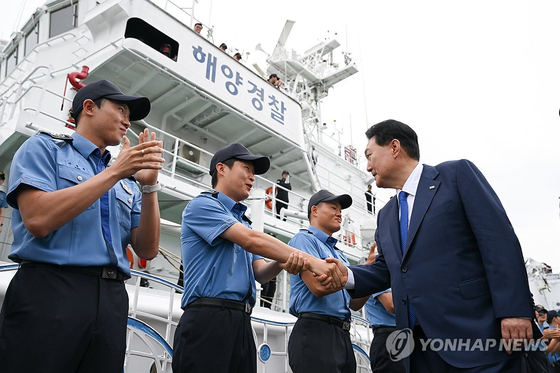 윤석열 대통령이 2023년 8월 해양경찰 경비함정 3005함 앞에서 해양경찰관들을 격려하고 있다.