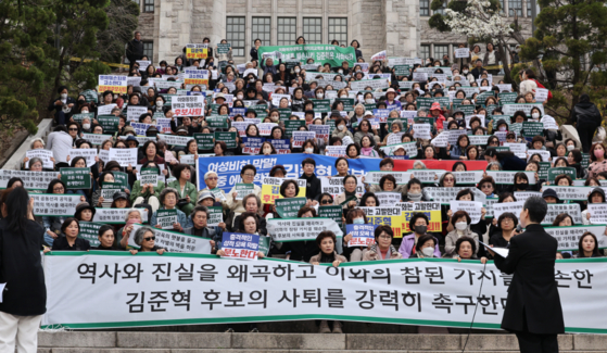 지난 4일 서울 이화여대에서 이대 총동창회 회원들이 김준혁 후보자의 망언을 규탄하며 사퇴를 촉구하는 모습. 〈사진=연합뉴스〉