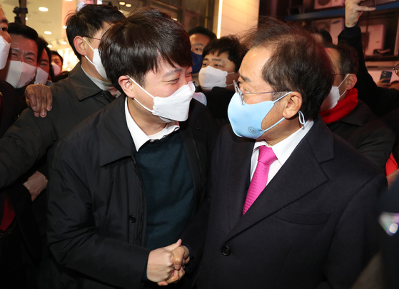 이준석 개혁신당 대표(왼쪽)와 홍준표 대구시장. 〈사진=연합뉴스〉