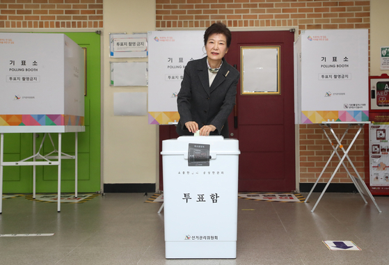 박근혜 전 대통령이 제22대 국회의원선거 투표일인 10일 대구 달성군 비슬초등학교에 마련된 유가읍 제3투표소를 찾아 투표하고 있다. 〈사진=연합뉴스〉