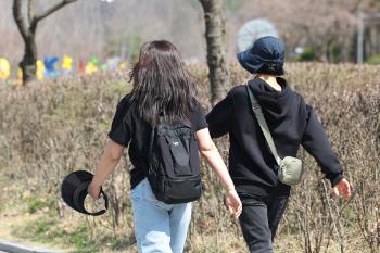 한낮 최고 26도 초여름 날씨, 큰 일교차 유의…대기 건조