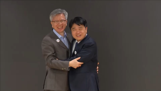 제8차 대한의협 비대위 회의 후 김택우 의협 비대위원장과 임현택 의협 회장 당선인이 포옹하고 있다. (JTBC 제공)