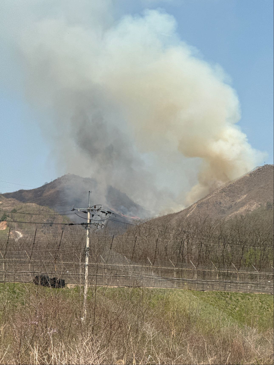 어제(14일) 낮 강원 철원군 김화읍 비무장지대에서 산불이 발생해 산림당국이 진화 작업을 벌이고 있다.〈사진=강원도소방본부 제공〉