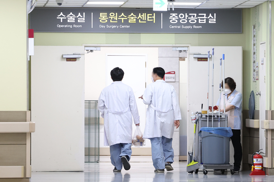 서울 시내 한 대형병원에서 의료진이 수술실로 이동하고 있다. 〈사진=연합뉴스〉