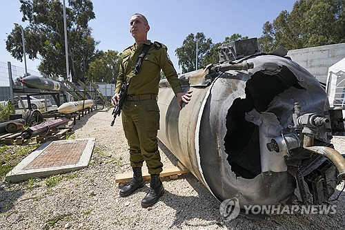 다니엘 하가리 이스라엘군 대변인이 이스라엘이 요격한 이란발 탄도미사일 잔해에 대해 설명하고 있다. 〈사진=AP 연합뉴스〉