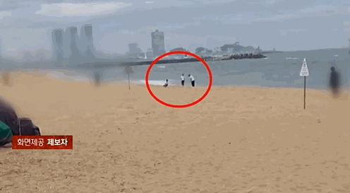 강원도의 한 해수욕장에서 골프 스윙을 하는 일행이 목격됐다. 〈영상=JTBC '사건반장'〉