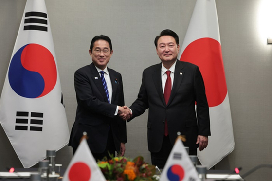윤석열 대통령(오른쪽)과 기시다 후미오 일본 총리. 〈사진=연합뉴스〉