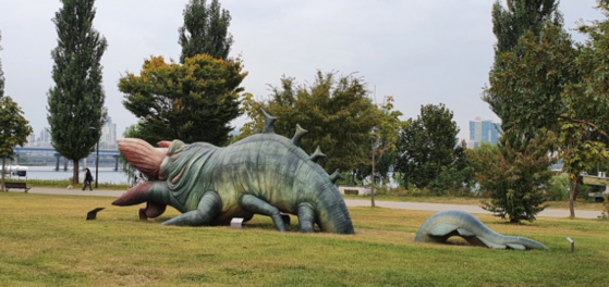 서울 한강공원에 설치된 영화 괴물 속 등장하는 괴물 조형물. 〈사진=서울시 제공〉