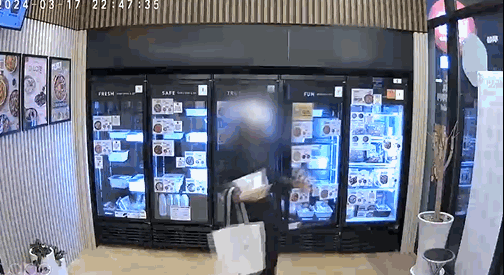 무인매장을 찾아 5만원어치 물건을 훔치는 여성의 모습이 포착됐다. 〈영상=JTBC '사건반장'〉