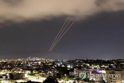 현지 시간 13일 이란의 보복 공습에 대응하는 이스라엘 방공망 〈사진=로이터 연합뉴스〉