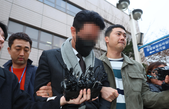 배우 이선균 씨를 협박한 유흥업소 실장에게 마약을 제공한 혐의로 구속 기소된 현직 의사 이모씨가 지난해 11월 구속영장실질심사에 출석할 당시 모습 〈사진=JTBC〉