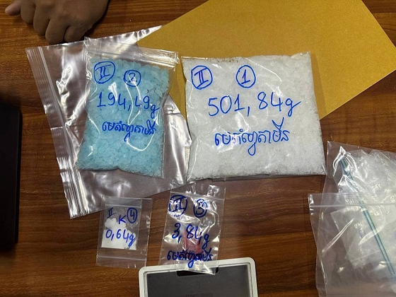 지난해 4월 발생한 '강남 학원가 마약음료 사건'의 필로폰 공급 총책인 30대 중국인이 은신처로 삼았던 캄보디아 현지에서 가지고 있던 마약들. 〈사진=국가정보원 제공〉