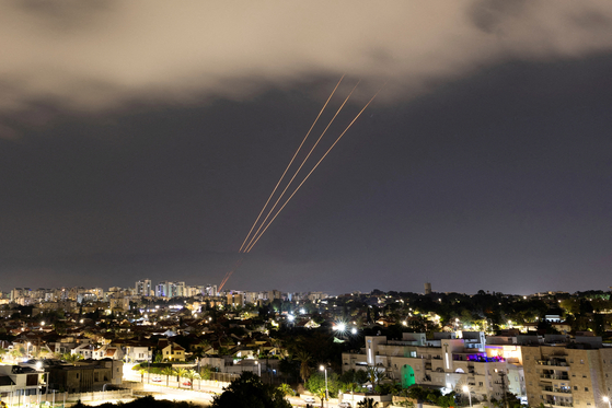이란이 이스라엘을 향해 드론과 미사일을 발사한 후 14일(현지 시각) 이스라엘 방어 시스템이 작동하는 모습. 〈사진=로이터〉 