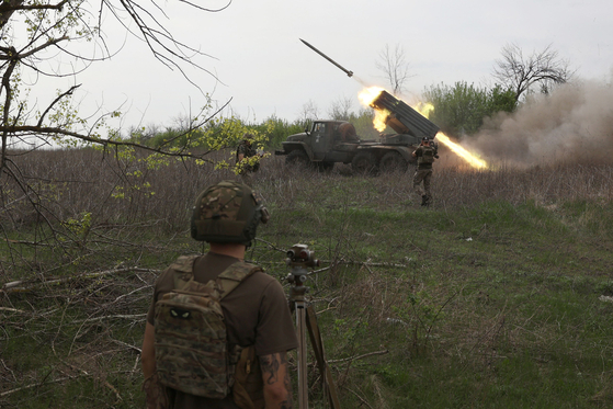 우크라이나군이 18일(현지시간) 하르키우 쿠피얀스크 마을 인근에서 러시아군을 향해 공격을 진행하고 있다. 〈사진=AFP/연합뉴스〉