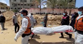 “가자지구 병원 마당서 집단매장 시신 200여구 발견“