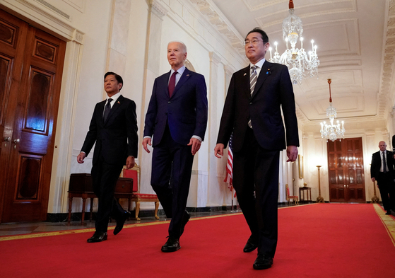 조 바이든 미국 대통령과 기시다 후미오 일본 총리가 지난 11일 백악관을 나란히 걸어가고 있다.로이터=연합뉴스