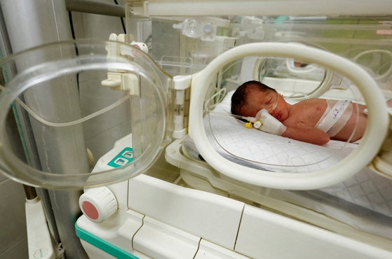 응급 제왕절개 수술을 통해 태어난 아기가 현지시간 21일 가자지구 남부 라파 한 병원 인큐베이터에 누워있는 모습. 가슴에 붙은 테이프에는 '순교자 사브린 알-사카니의 아기'라는 문구가 적혀 있다. 〈사진=로이터〉