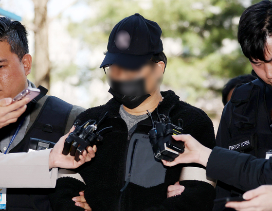 사전투표소에 불법 카메라를 설치한 40대 유튜버가 지난달 31일 구속영장실질 심사를 받으러 인천지방법원에 출석한 모습 〈사진=연합뉴스〉