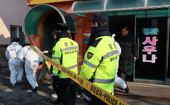 목욕탕 여탕 내 감전 사고로 사망자 3명이 발생한 세종시 조치원읍의 한 목욕탕에서 지난해 12월 24일 오후 경찰 등이 합동 감식을 하고 있다.