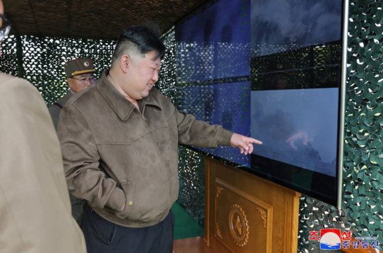 북한이 김정은 국무위원장 지도하에 초대형방사포를 동원한 핵반격가상종합전술훈련을 실시했다고 23일 밝혔다. 〈사진=조선중앙통신, 연합뉴스〉