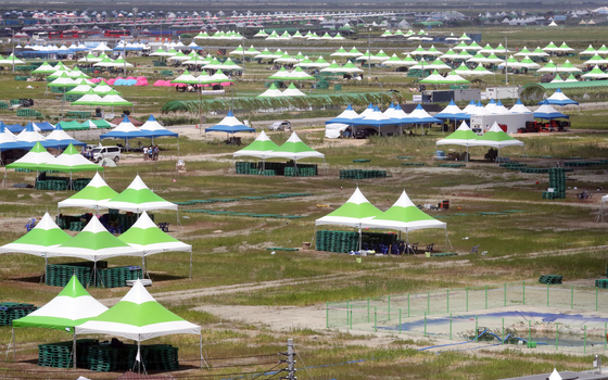 2023 새만금 세계스카우트 잼버리 대원들이 떠난 전북 부안군 잼버리 야영장에 텐트만 남아 있는 모습. 〈사진=연합뉴스〉