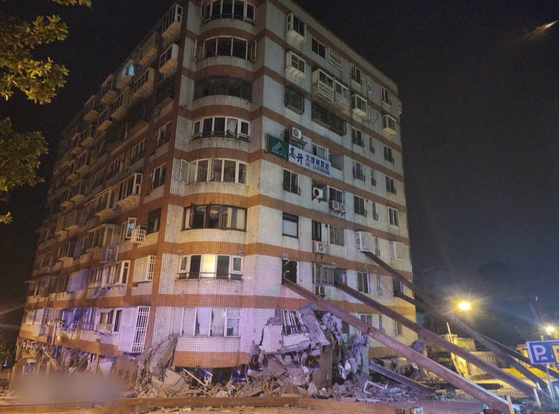 현지시간 23일 대만에서 6.0 이상의 강진이 잇따라 발생했다. 이번 지진으로 건물 붕괴 등 피해는 현재까지 없지만, 화롄시의 한 보수 공사 중인 호텔 건물이 기울어 안전 조치됐다. 〈사진=대만소방국, 로이터통신〉