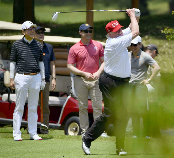 지난 2019년 5월 일본을 찾은 트럼프 대통령이 아베 당시 총리와 골프를 즐기고 있다. 교도=연합뉴스
