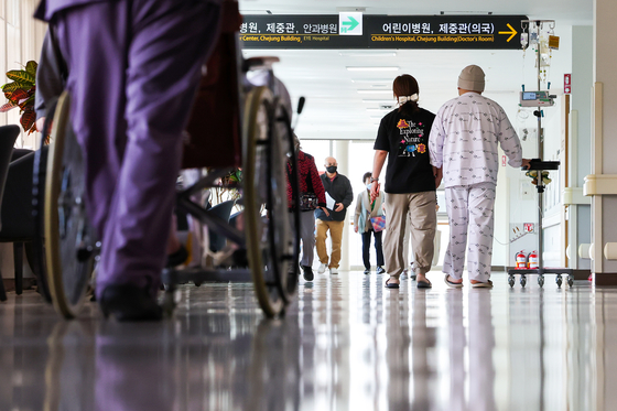 지난 23일 오전 서울 시내 한 대학병원에서 환자들이 이동하고 있다. 〈사진=연합뉴스〉