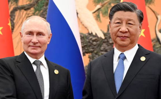 지난해 10월 중국 일대일로 국제협력 정상포럼 참석 당시 시진핑 중국 국가 주석을 만난 러시아 푸틴 대통령. 〈사진=로이터통신〉