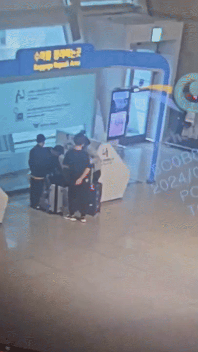 붙잡힌 30대 중국인 남성이 가방을 훔쳐 달아나는 모습 〈영상=인천경찰청 제공〉