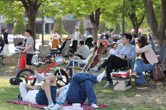 지난 14일 서울 영등포구 여의도한강공원에서 나들이를 즐기고 있다. 〈사진=연합뉴스〉