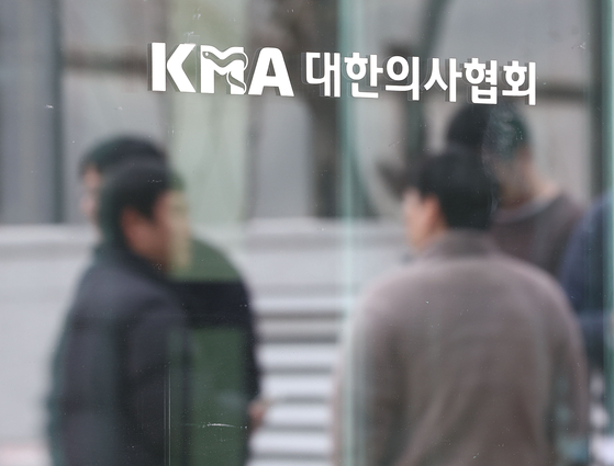 지난 3월 서울 용산구 대한의사협회 회관에서 의협 관계자들이 걸어가고 있다. 〈사진=연합뉴스〉