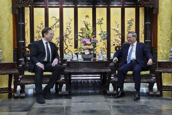 28일 리창(오른쪽) 중국 국무원 총리와 일론 머스크(왼쪽) 테슬라 최고경영자(CEO)가 대화를 나누고 있다. AP=연합뉴스