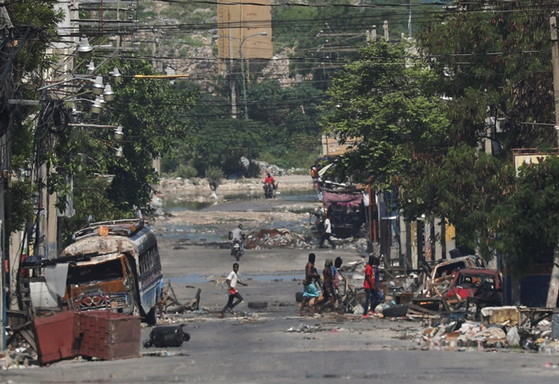 현지시간 24일 치안 상황이 악화된 아이티. 〈사진=로이터·연합뉴스〉