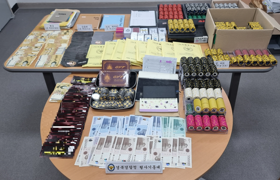 불법 도박을 한 홀덤펍에서 사용한 게임칩 등 압수품〈사진=경북경찰청〉